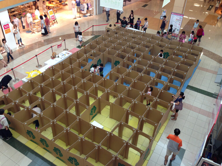 ０４　ダンボール迷路　（10ｍ×6ｍ）
