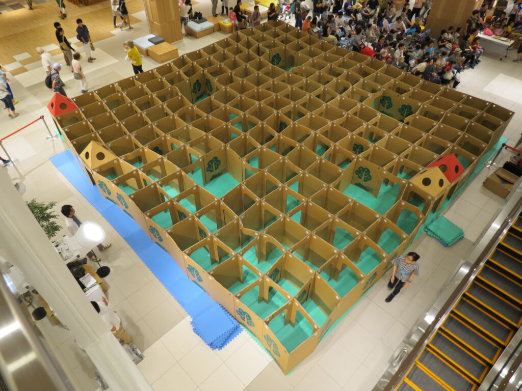 ０３　ダンボール迷路　（10ｍ×10ｍ）