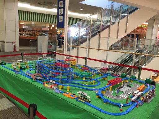２９　電車のおもちゃ　（プラレール）